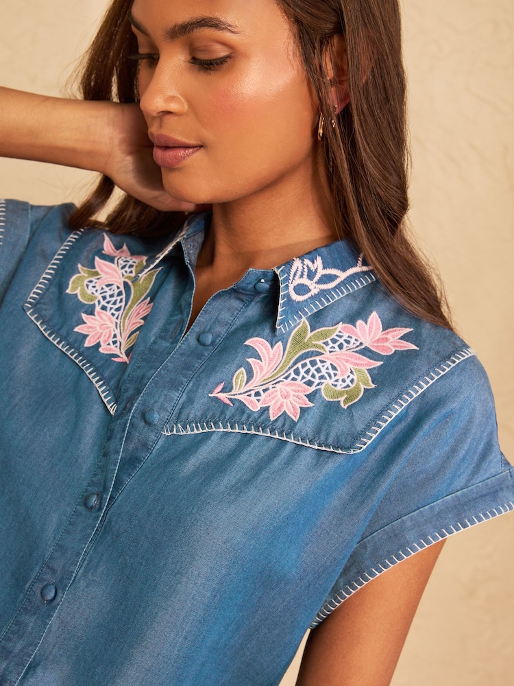 Love & Roses Roll Sleeve Button Through Embroidered Shirt - תמונה 2 מתוך 4