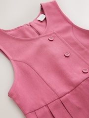 Rosa - Schulkleid mit langer Schürze und asymmetrisch versetzter Knopfleiste (3–14 Jahre) - Bild 8 von 8