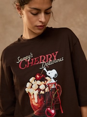 Lisensya sa Brown Snoopy - T-Shirt na may Boxy Elbow Sleeve na may Crew Neck - Larawan 1 ng 3