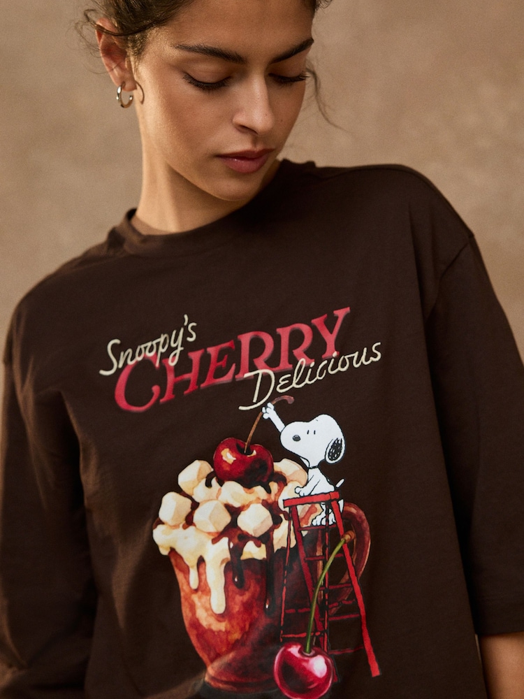 Lisensya sa Brown Snoopy - T-Shirt na may Boxy Elbow Sleeve na may Crew Neck - Larawan 1 ng 3 Lisensya sa Brown Snoopy - T-Shirt na may Boxy Elbow Sleeve na may Crew Neck - Larawan 1 ng 3