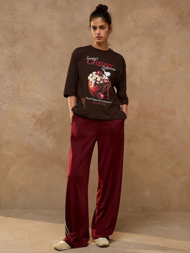 Lisensya sa Brown Snoopy - T-Shirt na may Boxy Elbow Sleeve na may Crew Neck - Larawan 2 ng 3 Lisensya sa Brown Snoopy - T-Shirt na may Boxy Elbow Sleeve na may Crew Neck - Larawan 2 ng 3