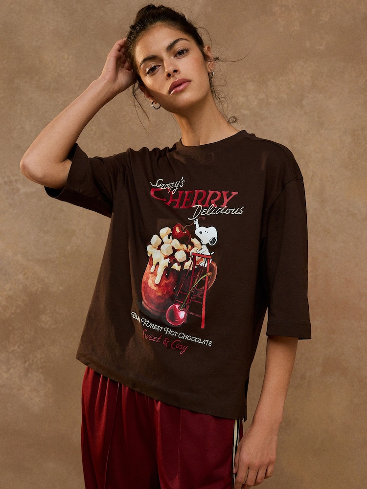 Lisensya sa Brown Snoopy - T-Shirt na may Boxy Elbow Sleeve na may Crew Neck - Larawan 3 ng 3 Lisensya sa Brown Snoopy - T-Shirt na may Boxy Elbow Sleeve na may Crew Neck - Larawan 3 ng 3
