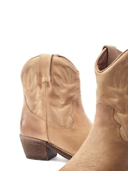 لون طبيعي - بوت كاحل Western مطرز Okuri من Moda in Pelle - صورة 3 من 4