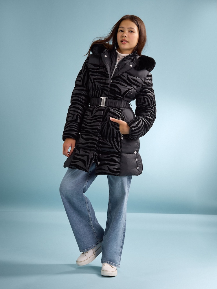 Lipsy Shower Resistant Midweight Zebra Print Belted Puffer Coat (5-16yrs) - Obraz 2 z 6 Lipsy Shower Resistant Midweight Zebra Print Belted Puffer Coat (5-16yrs) - Obraz 2 z 6