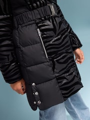 Lipsy Shower Resistant Midweight Zebra Print Belted Puffer Coat (5-16yrs) - Obraz 5 z 6