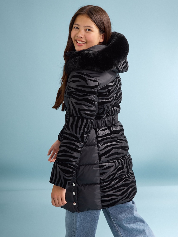Lipsy Shower Resistant Midweight Zebra Print Belted Puffer Coat (5-16yrs) - Obraz 6 z 6 Lipsy Shower Resistant Midweight Zebra Print Belted Puffer Coat (5-16yrs) - Obraz 6 z 6