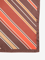 עם פסים בצבע חום כהה - Friends Like These Printed Multi-way Satin Head Sacrf - תמונה 5 מתוך 6