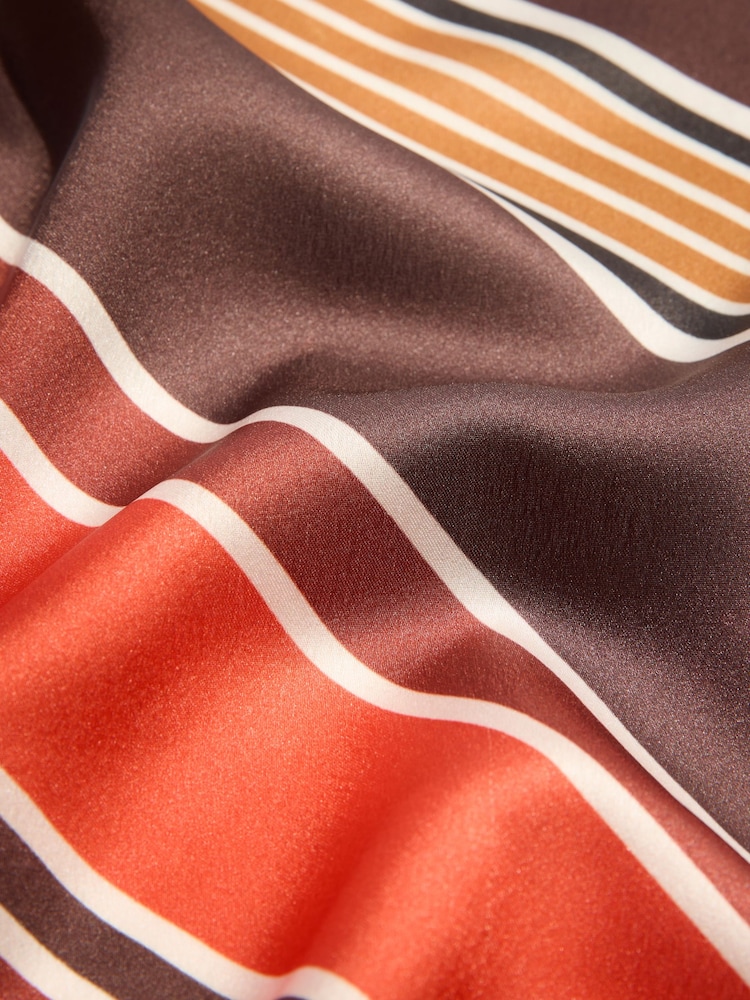 עם פסים בצבע חום כהה - Friends Like These Printed Multi-way Satin Head Sacrf - תמונה 6 מתוך 6