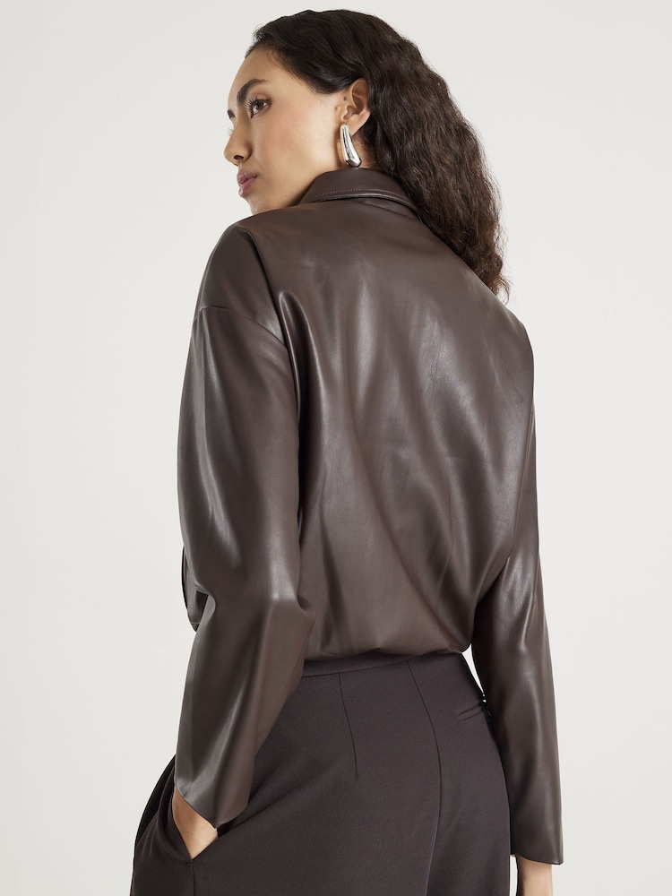 River Island Faux Leather Collared Bomber Jacket - صورة 2 من 4 River Island Faux Leather Collared Bomber Jacket - صورة 2 من 4