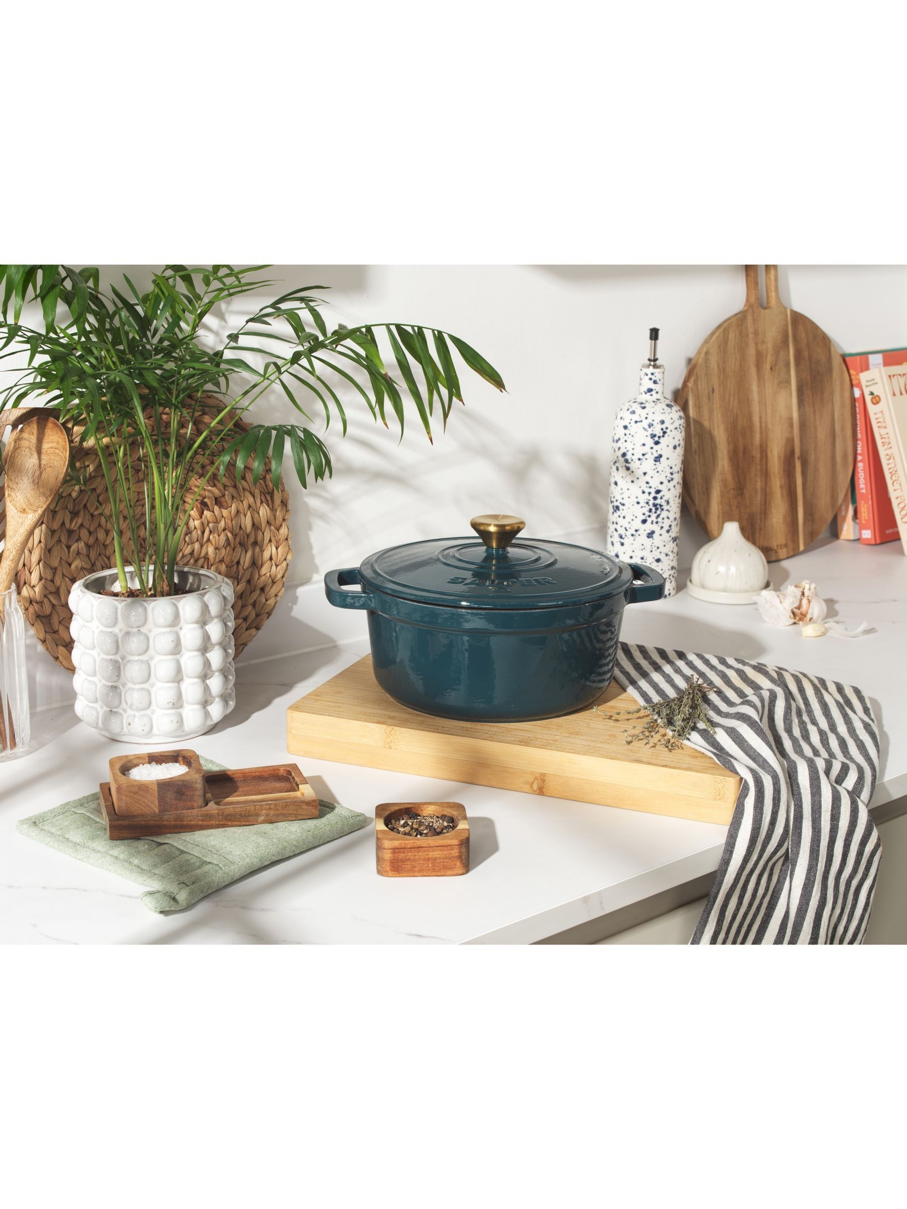 Salter Chester Cast Iron Casserole Dish 3.4 L Green - Image 4