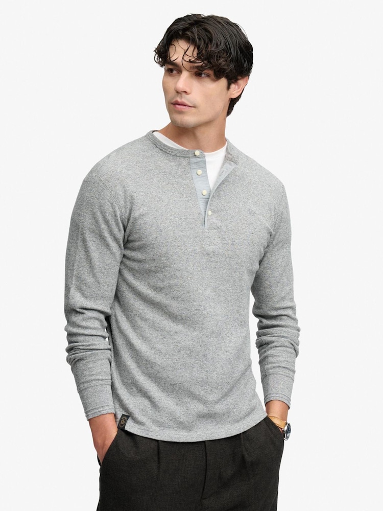 אפור - Superdry Mini Slub Waffle Long Sleeve Grandad T-Shirt - תמונה 1 מתוך 5 אפור - Superdry Mini Slub Waffle Long Sleeve Grandad T-Shirt - תמונה 1 מתוך 5