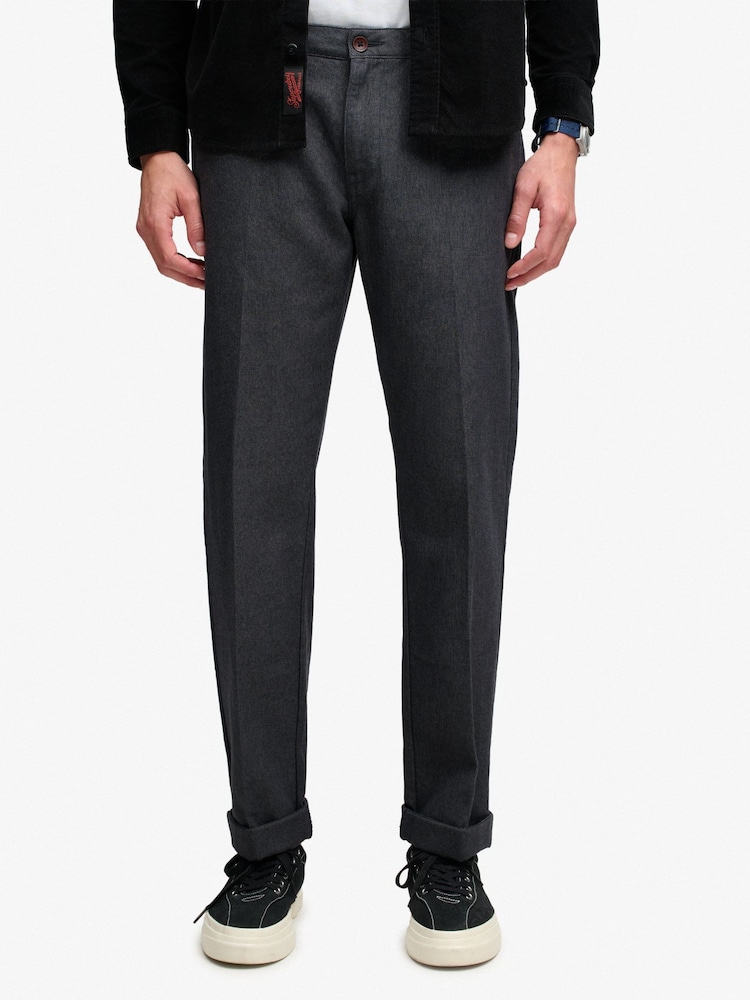 Tumši pelēks - Superdry Premium Textured Regular chino bikses - Attēls 1 no 6