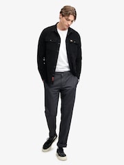Tumši pelēks - Superdry Premium Textured Regular chino bikses - Attēls 3 no 6