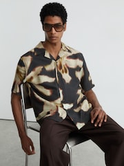 Negro - Reiss Springs Graphic Floral-Print Short-Sleeve Shirt - Imagen 4 de 7