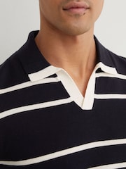 Azul marino/blanco - Reiss Miles Suéter polo de punto a rayas de lana merino - Imagen 4 de 6