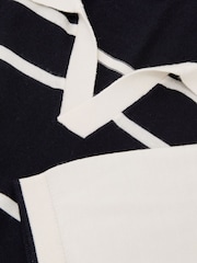 Azul marino/blanco - Reiss Miles Suéter polo de punto a rayas de lana merino - Imagen 6 de 6