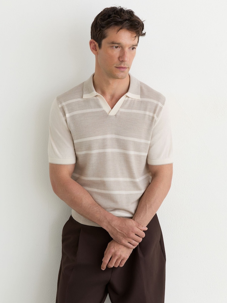 Avena/Blanca - Reiss Miles Suéter polo de punto a rayas de lana merino - Imagen 1 de 6 Avena/Blanca - Reiss Miles Suéter polo de punto a rayas de lana merino - Imagen 1 de 6