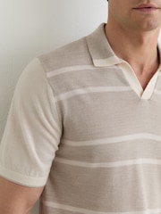 Avena/Blanca - Reiss Miles Suéter polo de punto a rayas de lana merino - Imagen 3 de 6