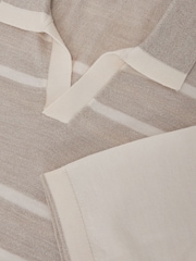 Avena/Blanca - Reiss Miles Suéter polo de punto a rayas de lana merino - Imagen 6 de 6