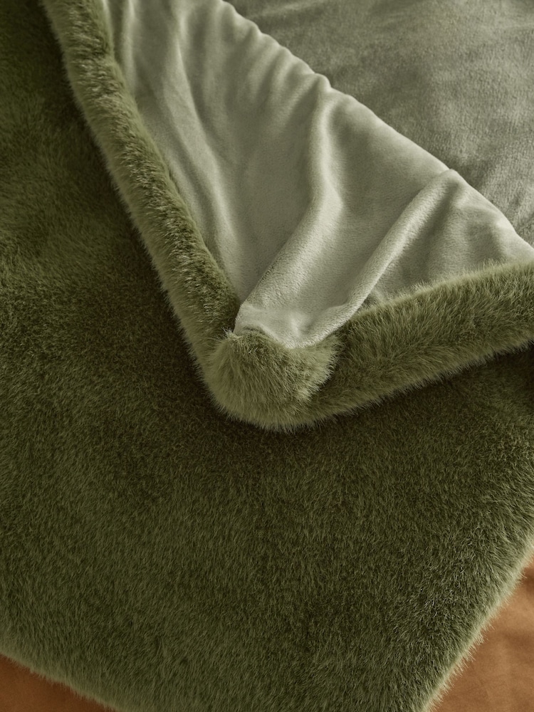 Green Plush Faux Fur Throw - Image 6 of 6 Green Plush Faux Fur Throw - Image 6 of 6