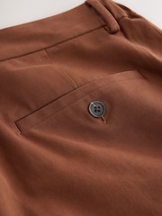 بني فاتح بني - تلبيس ضيق - بنطلون تشينو ذكي من مزيج قطن وتنسل ™TENCEL™ ليوسيل مع حزام خصر مريح - Image 6 of 7