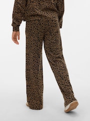 Spodnie VERO MODA z szerokimi nogawkami i nadrukiem w panterkę - Obraz 2 z 5