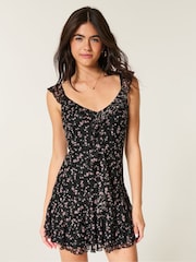 Svart - Hollister minikjole med blonder og volang og V-hals - Bilde 1 av 5