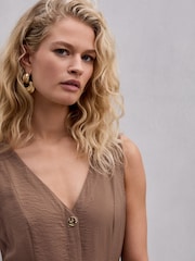 بني - فستان متوسط الطول بياقة حرف V 2 باللون 1 وحاشية متدلية - صورة 4 من 8