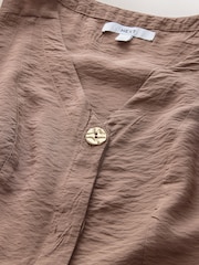 بني - فستان متوسط الطول بياقة حرف V 2 باللون 1 وحاشية متدلية - صورة 6 من 8