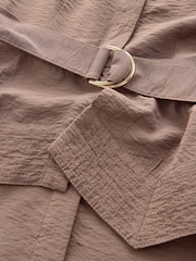 بني - فستان متوسط الطول بياقة حرف V 2 باللون 1 وحاشية متدلية - صورة 7 من 8