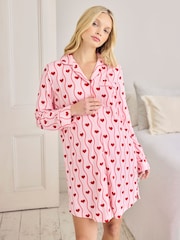 قميص نوم للحوامل بطبعة قلب مخطط متموج من Chelsea Peers - صورة 1 من 4