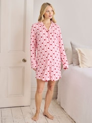 قميص نوم للحوامل بطبعة قلب مخطط متموج من Chelsea Peers - صورة 2 من 4