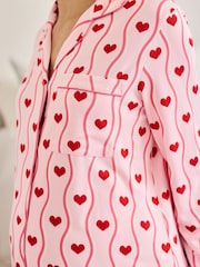 قميص نوم للحوامل بطبعة قلب مخطط متموج من Chelsea Peers - صورة 4 من 4