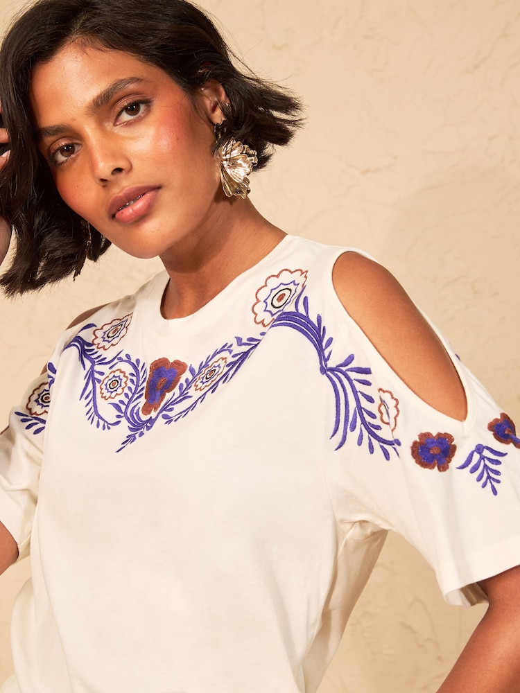 Love & Roses Cold Shoulder Embroidered T-Shirt - 画像 2 / 4