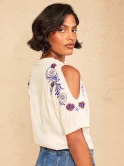 Love & Roses Cold Shoulder Embroidered T-Shirt - 画像 4 / 4