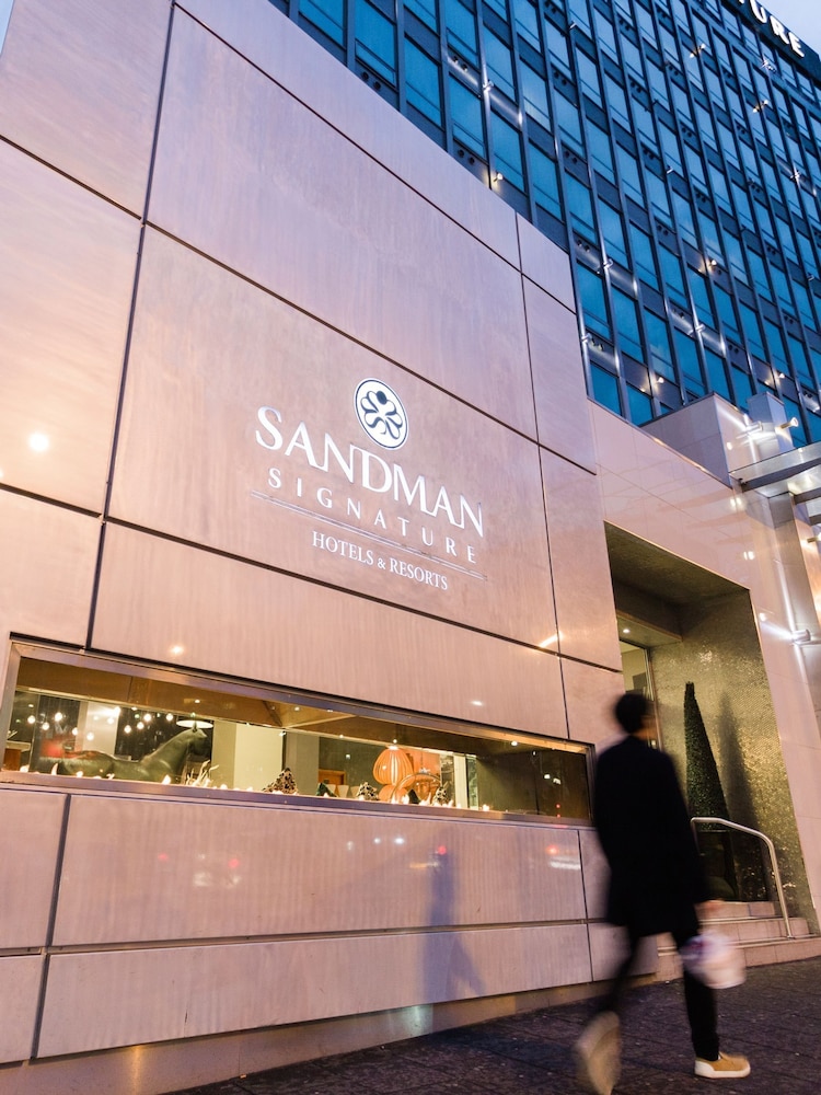 RED LETTER DAYS One Night Break with Bubbly at Sandman Signature Hotel Gift Experience - Image 1 of 4