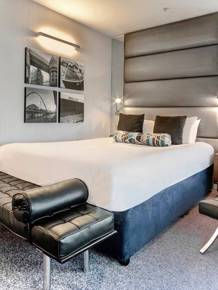 RED LETTER DAYS One Night Break with Bubbly at Sandman Signature Hotel Gift Experience - Image 2 of 4