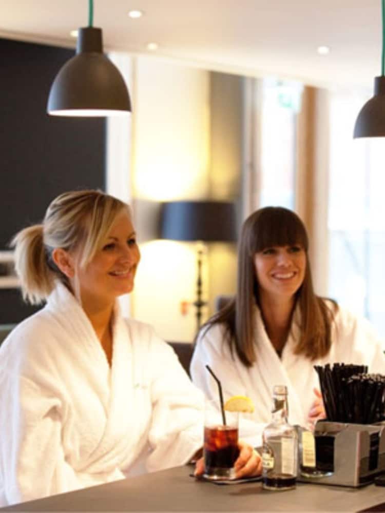 RED LETTER DAYS Evening Spa Chillout With Fizz For Two At Lifehouse Spa And Hotel Gift Experience - Image 1 of 4