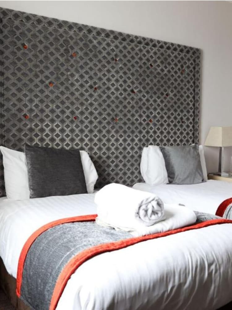 RED LETTER DAYS One Night Spa Break with Dinner for Two at The Malvern Spa Hotel Gift Experience - Image 4 of 4