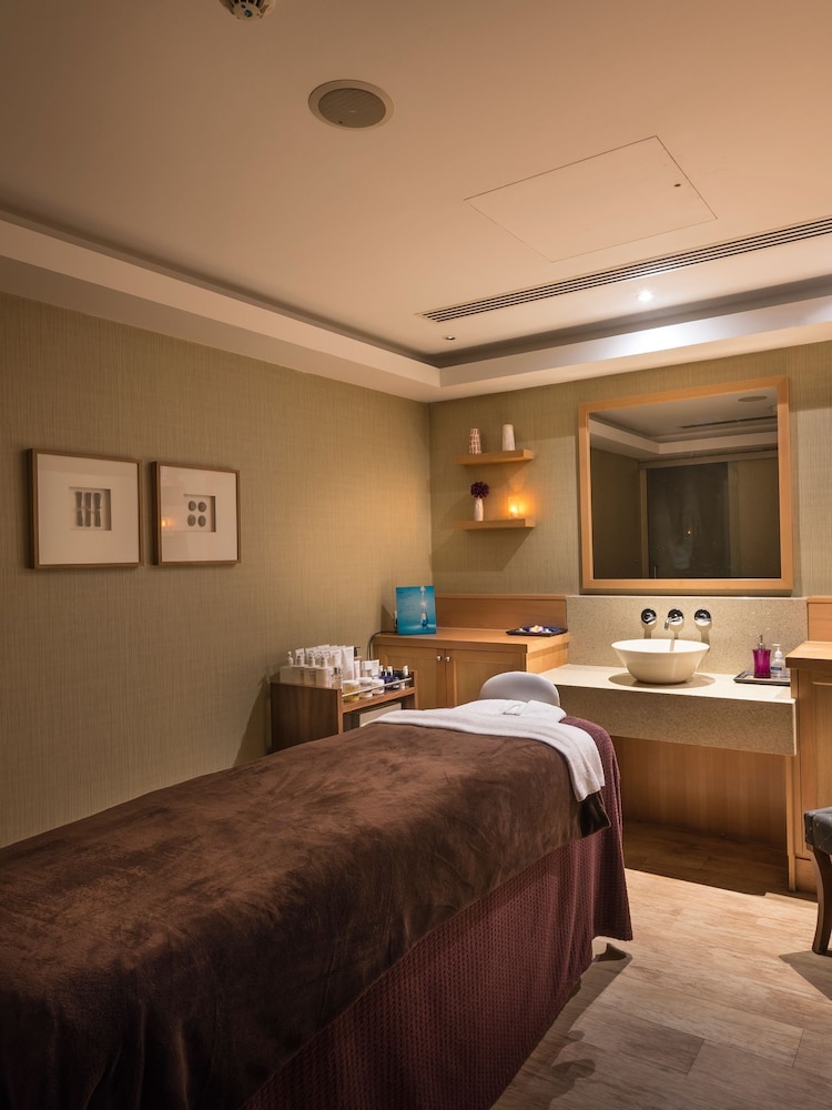 RED LETTER DAYS Mum to Be Pampering Gift Experience - Image 2 of 4