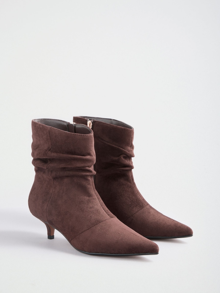 Friends Like These Faux Suede Ruched Kitten Heeled Ankle Boots - Imagen 2 de 5 Friends Like These Faux Suede Ruched Kitten Heeled Ankle Boots - Imagen 2 de 5