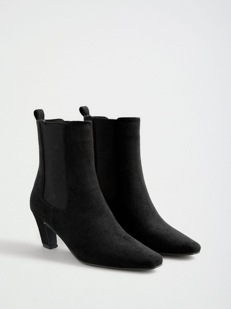 Noir - Friends Like These Bottes à la cheville à talons mi-hauts en faux daim à bout ciselé - Image 1 de 5 Noir - Friends Like These Bottes à la cheville à talons mi-hauts en faux daim à bout ciselé - Image 1 de 5