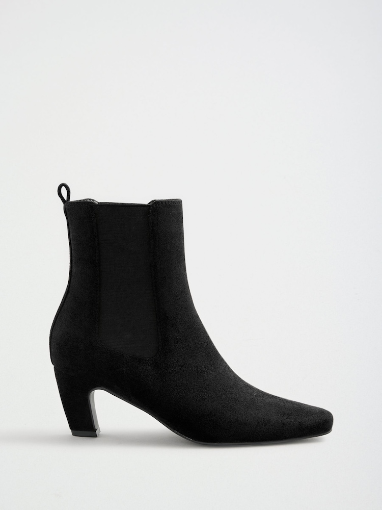 Noir - Friends Like These Bottes à la cheville à talons mi-hauts en faux daim à bout ciselé - Image 2 de 5 Noir - Friends Like These Bottes à la cheville à talons mi-hauts en faux daim à bout ciselé - Image 2 de 5