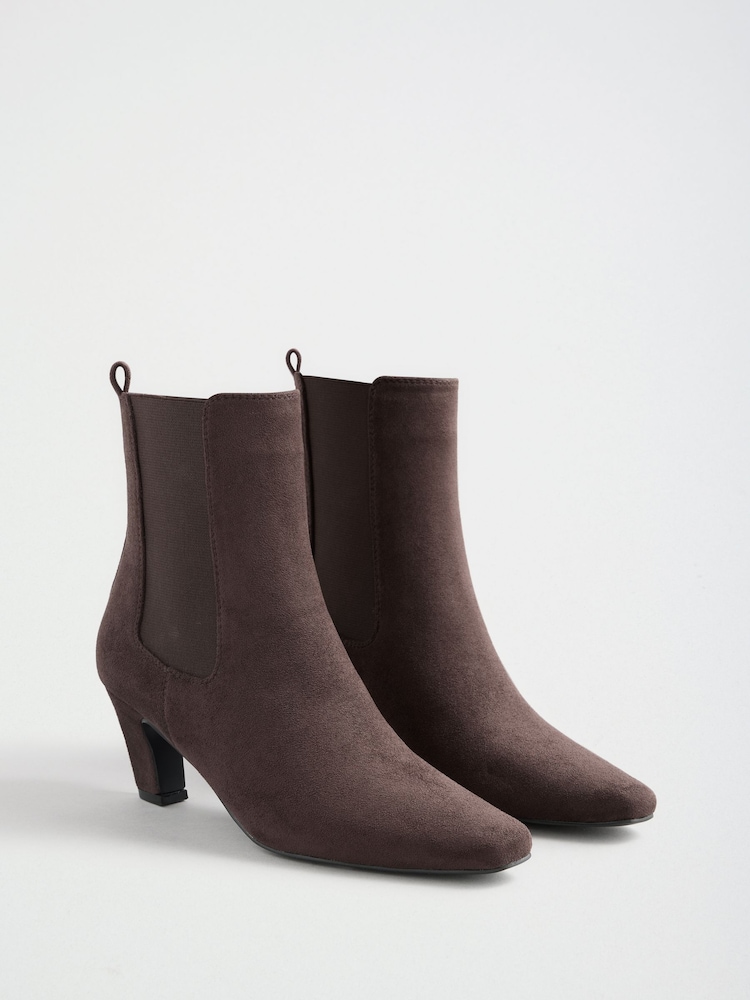 Marron chocolat - Friends Like These Bottes à la cheville à talons mi-hauts en faux daim à bout ciselé - Image 1 de 5 Marron chocolat - Friends Like These Bottes à la cheville à talons mi-hauts en faux daim à bout ciselé - Image 1 de 5
