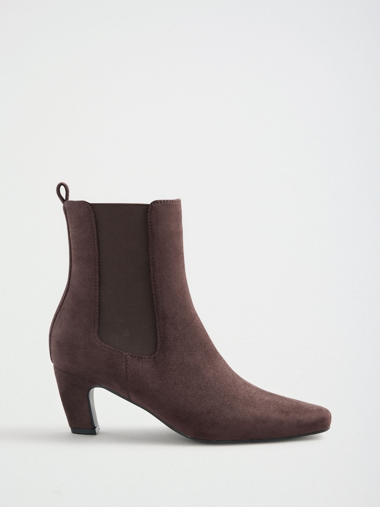 Marron chocolat - Friends Like These Bottes à la cheville à talons mi-hauts en faux daim à bout ciselé - Image 2 de 5 Marron chocolat - Friends Like These Bottes à la cheville à talons mi-hauts en faux daim à bout ciselé - Image 2 de 5