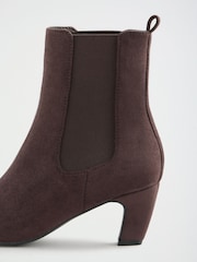 Marron chocolat - Friends Like These Bottes à la cheville à talons mi-hauts en faux daim à bout ciselé - Image 3 de 5