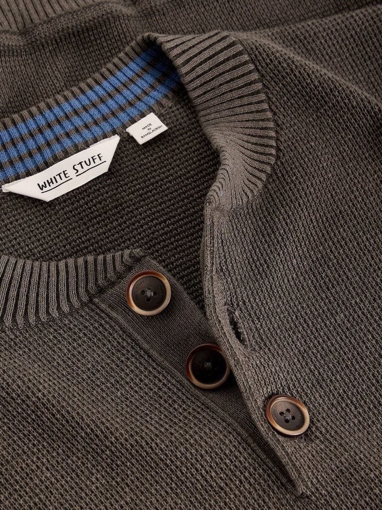 שחור - White Stuff סוודר עם פאנל כפתורים בצווארון, דגם Attadale - תמונה 6 מתוך 6