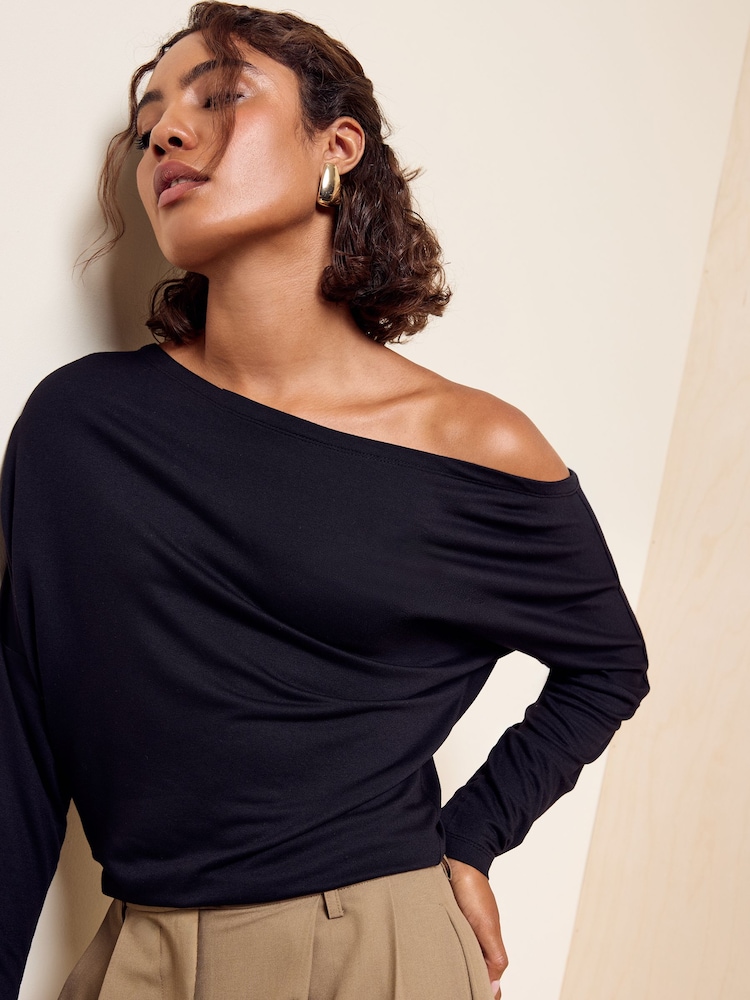 ブラック - Friends Like These Off Shoulder Long Sleeve Jersey Top - 画像 1 / 5