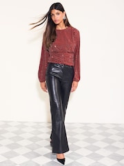 勃艮第红色 - Friends Like These Cinched Waist Hotfix Top - 图片4 / 6