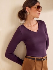 Berenjena morada - Friends Like These blusa de Manga larga con Cuello de pico y canalé. - Imagen 4 de 5